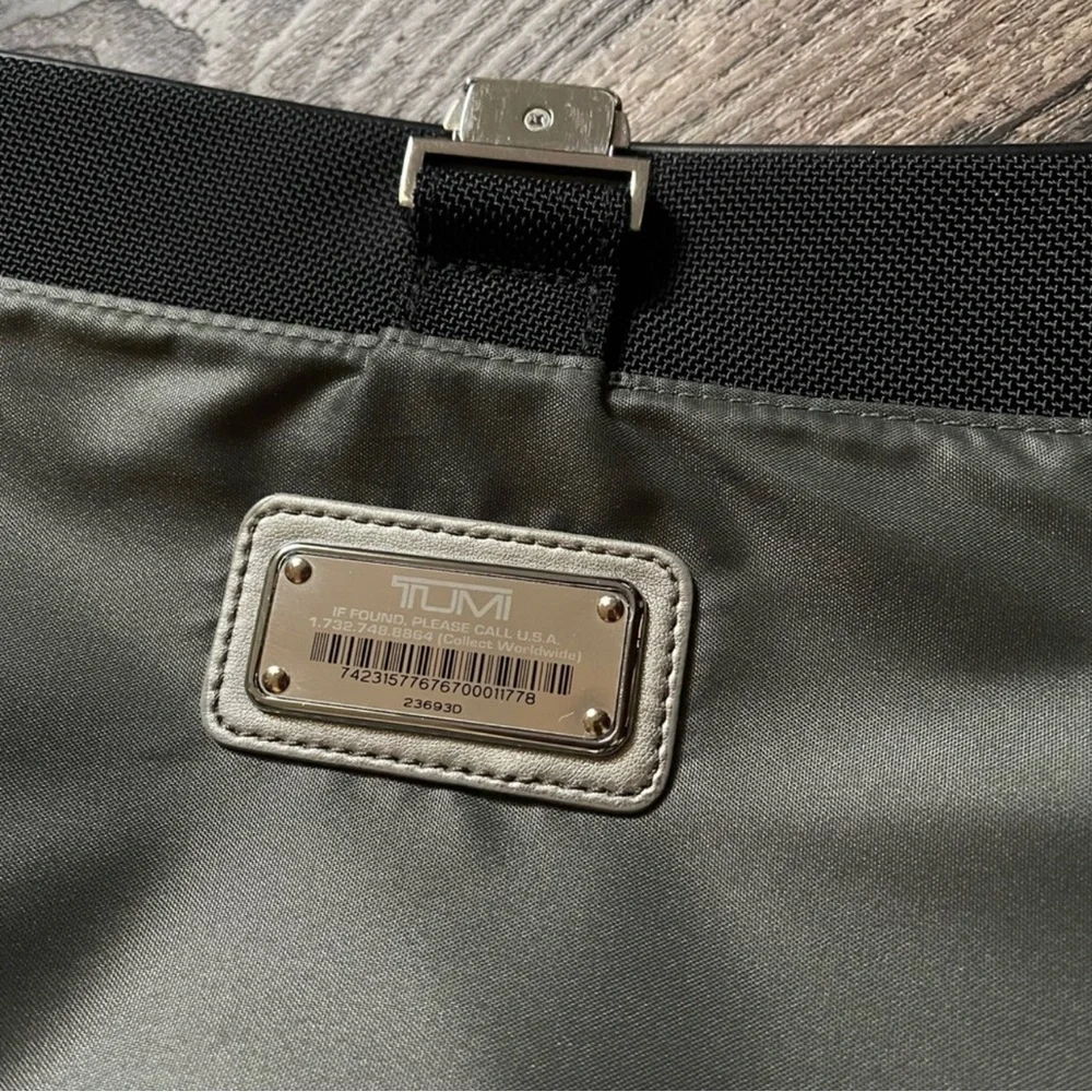 TUMI BRIEFCASE LAPTOP BAG  (zippers in back to attach  suitcase handles)